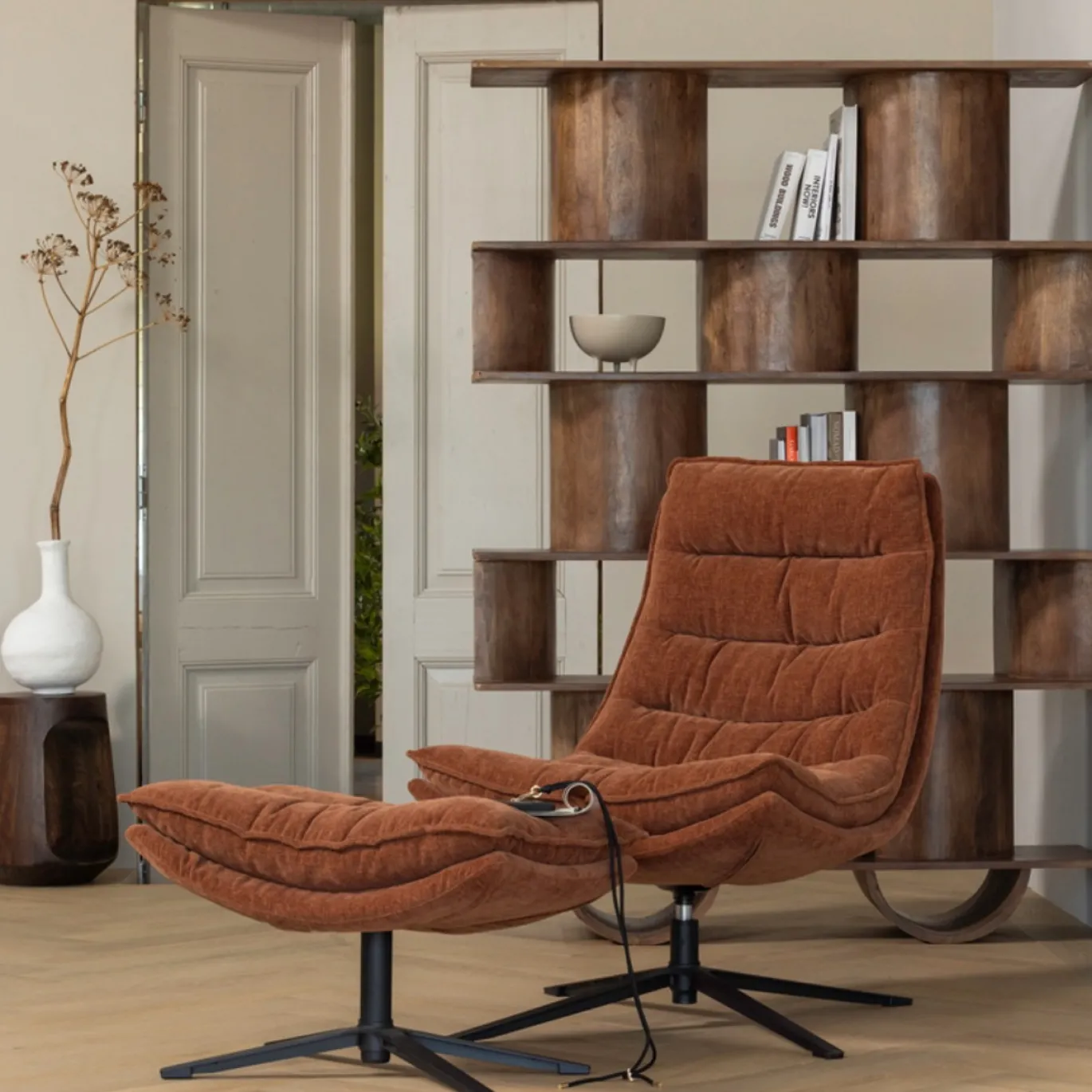 Woood Draaifauteuil Kube Met Hocker Bruin