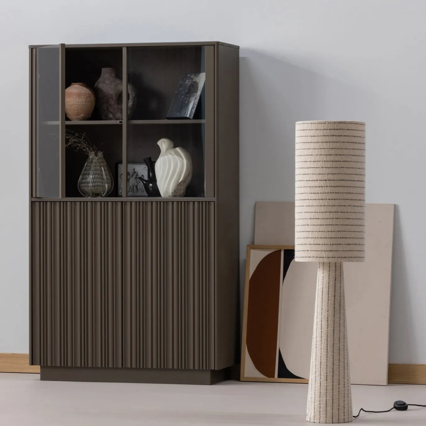 Woood Lage Vitrinekast Nova Grenen Truffel Bruin