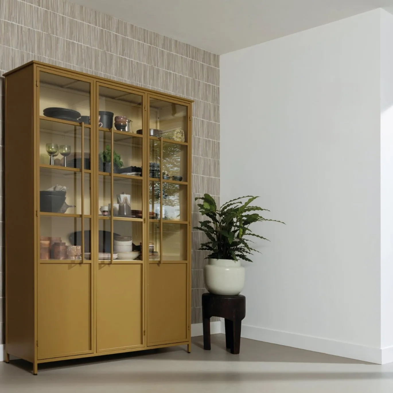 Woood Vitrinekast Exhibit Metaal Honinggeel 3-Deurs